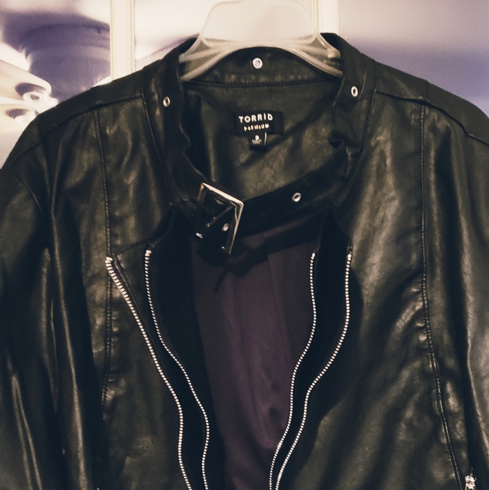 HOTTTT!! faux leather black cropped jacket
